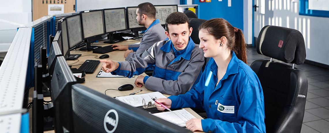 Mitarbeiter auf dem Tisch mit Computer