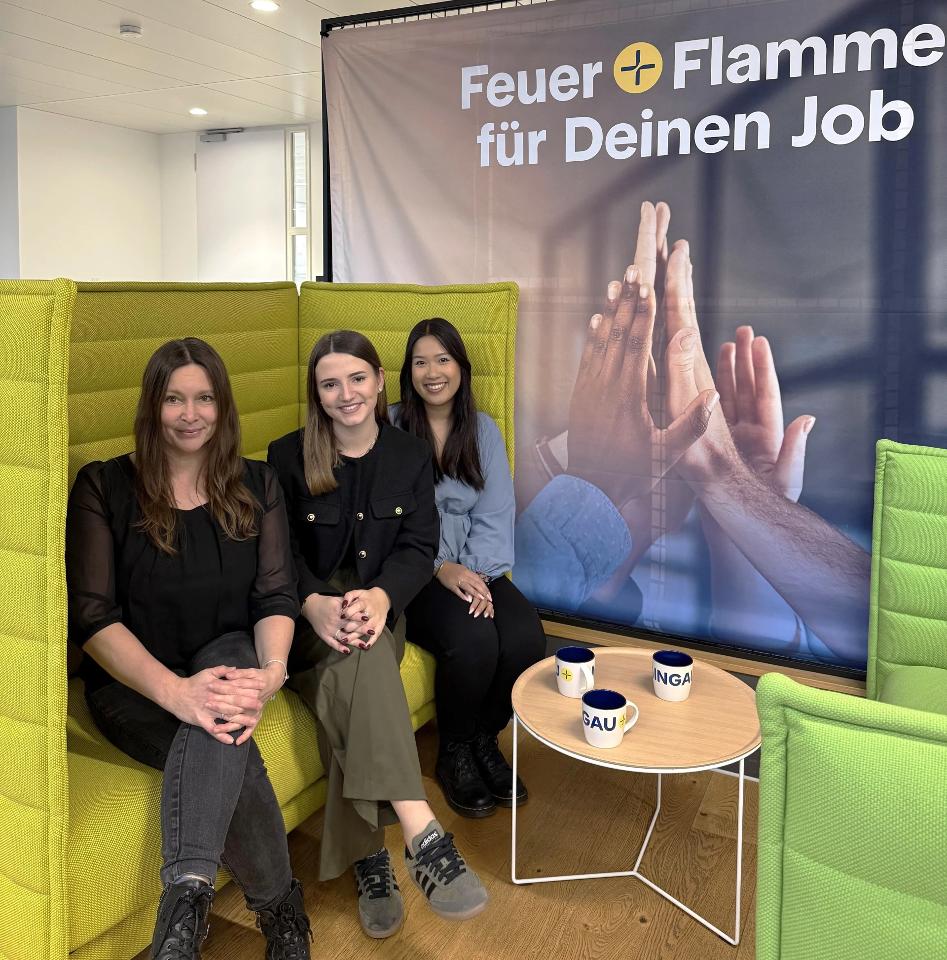 Symbol mit Euro-Münzen - attraktive Vergütung und finanzielle Benefits im Unternehmen.