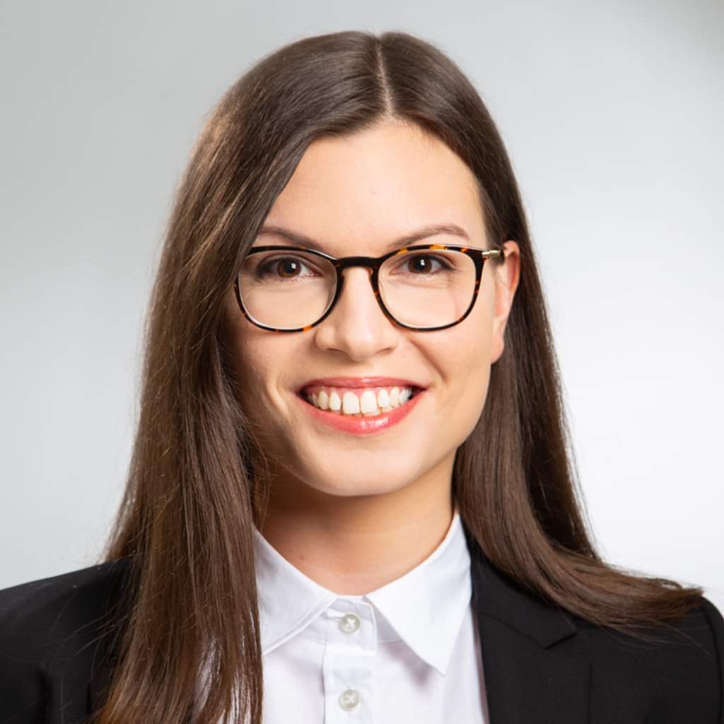 Frau Yasmin Wollin