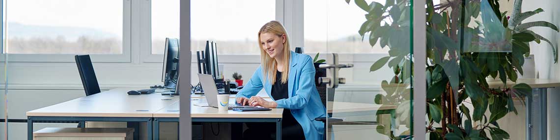 sauter_header_frau_blond_blazer_blau_buero.jpg