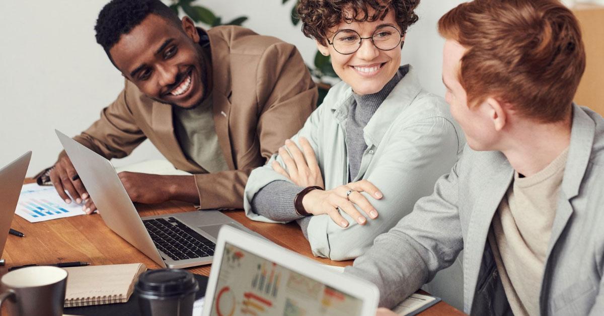 Maenner Frau an Tisch Laptop