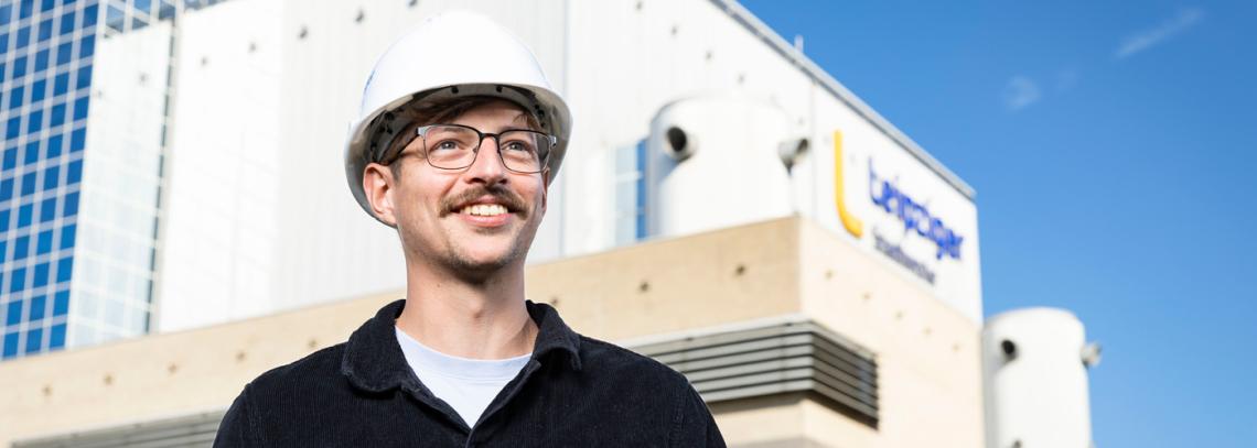 mann_mit_brille_und_helm_draussen.jpg