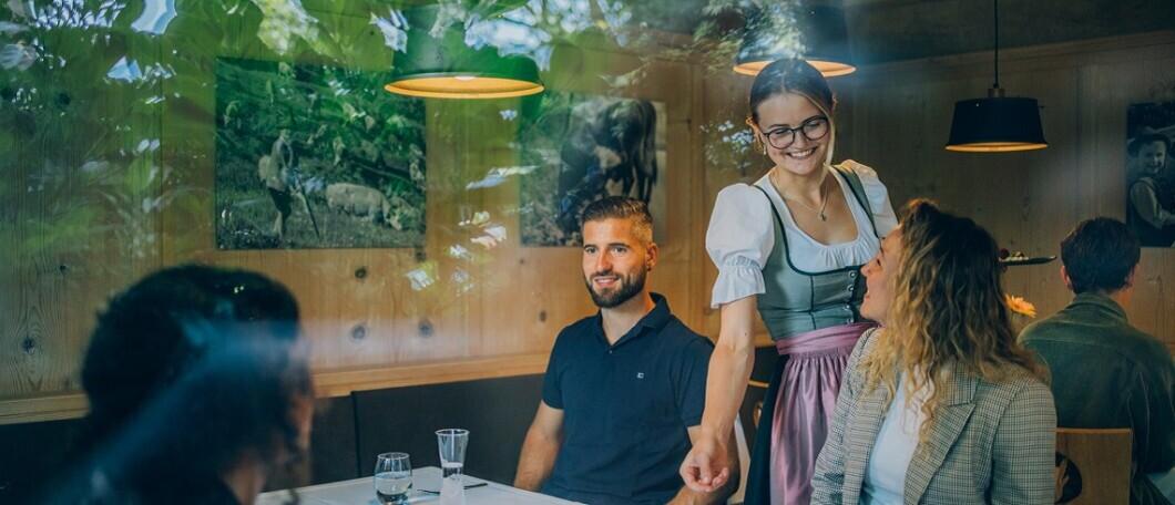 Restaurantmitarbeiter / Chef de Rang / Demichef de Rang (m/w/d), 1. Bild